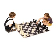 Stor spelmatta med schackpjäser